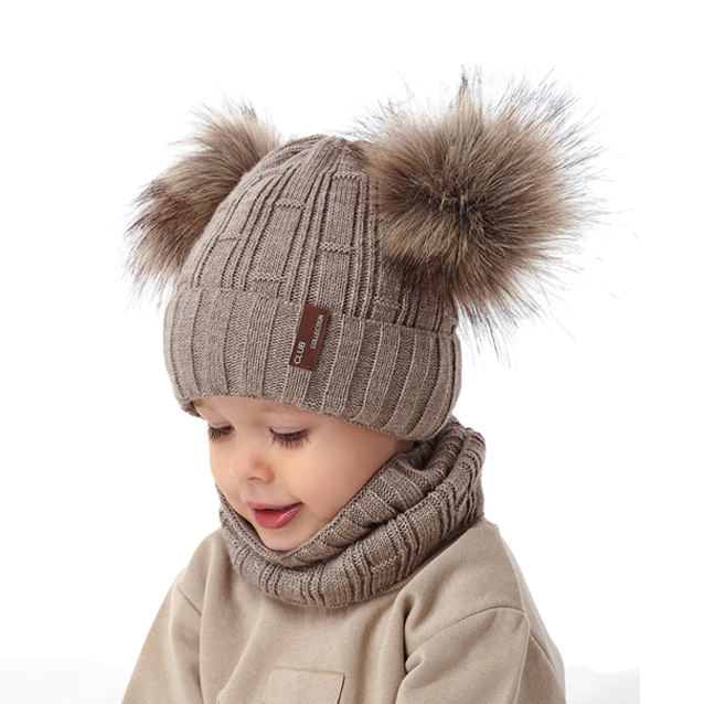 Chlapčenská súprava s nákrčníkom Ajs s dvomi bombuľkami 52-54 cm Chlapčenská súprava s nákrčníkom Ajs s dvomi bombuľkami 52-54 cm