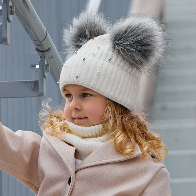 Dievčenská a dámska zimná čiapka s bombuľkami 54-56 cm